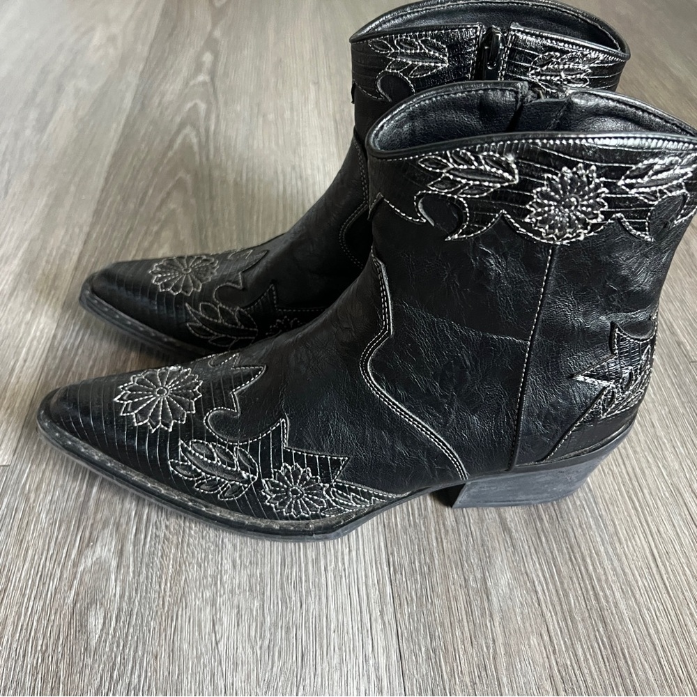 Coconuts by Matisse Savannah Embroidered Black Ankle Boots Size 8.5